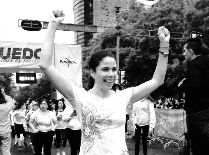 Le gusta apoyar causas nobles mientras hace ejercicio.