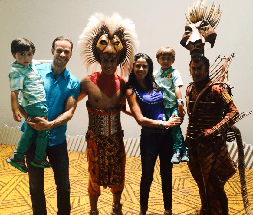 Aquí está la familia completa en la obra “El Rey León”.