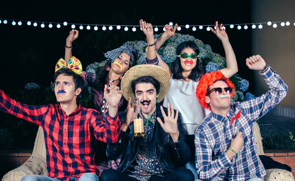 El Mes del Gallo se caracteriza por ser un mes divertido, donde la gente tiende a bromear, ser algo inconsistente y un poco alardosos y ostentosos. Por eso no se deben creer ciegamente las promesas que te hagan ya que hay tendencia a la exageración y a querer llamar la atención, como el gallo que canta temprano para despertar a todo el mundo.