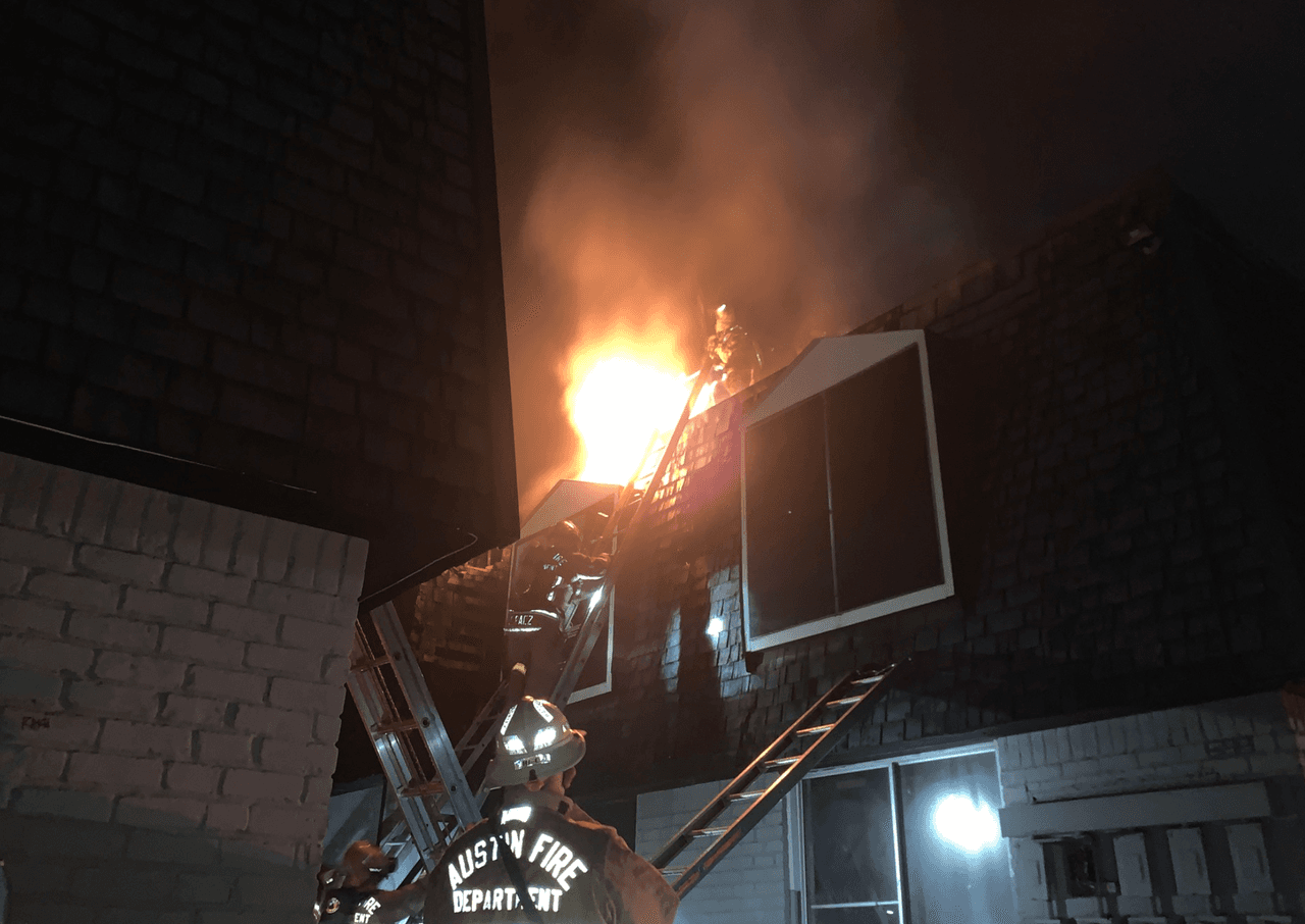 Causa de incendio en Austin que dejó a varios heridos fue un cigarrillo desechado incorrectamente