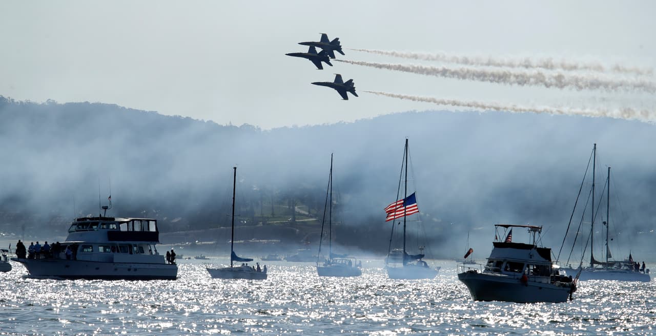 Algunas de las maniobras incluyen pasadas opuestas (el uno hacia el otro en lo que aparenta una trayectoria de colisión, pasando muy cerca entre sí) y formaciones en espejo (espalda con espalda, panza con panza o ala con ala, con un avión volando en invertido).