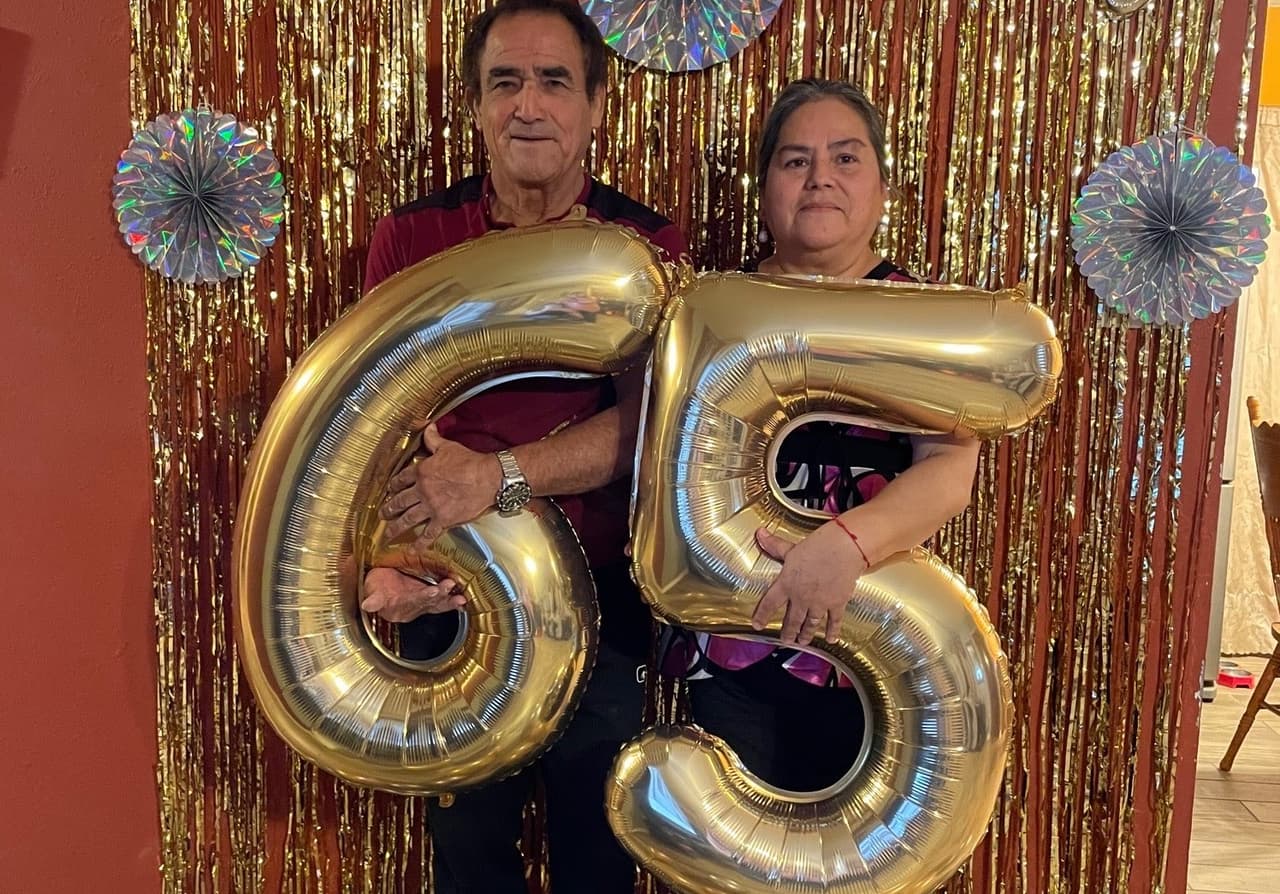 Roberto Rivas en su cumpleaños con su esposa, Laura Cuya.