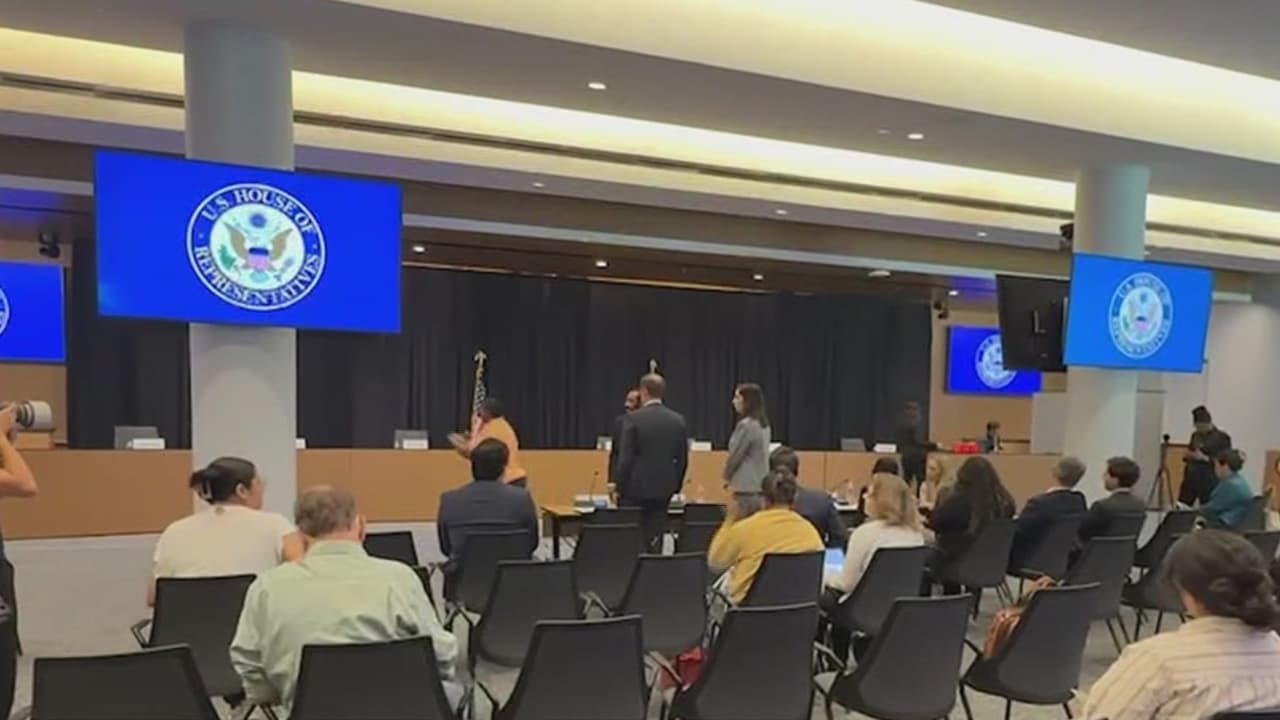 Congresistas examinan tiroteos de agentes federales en Texas: familiares y abogados comparecen