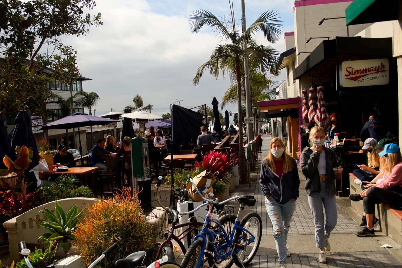 Restaurantes pueden abrir pero deben tener los televisores apagados en el condado de Los Ángeles