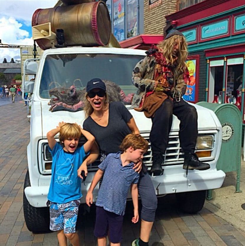 No obstante, desde hace varios años, ni Brooke y Charlie han publicado fotos de sus hijos. Esta es una de las últimas publicaciones de la actriz con sus hijos en el festejo de Halloween de 2015 en Universal Studios. En ese entonces, los niños tenían 6 años.