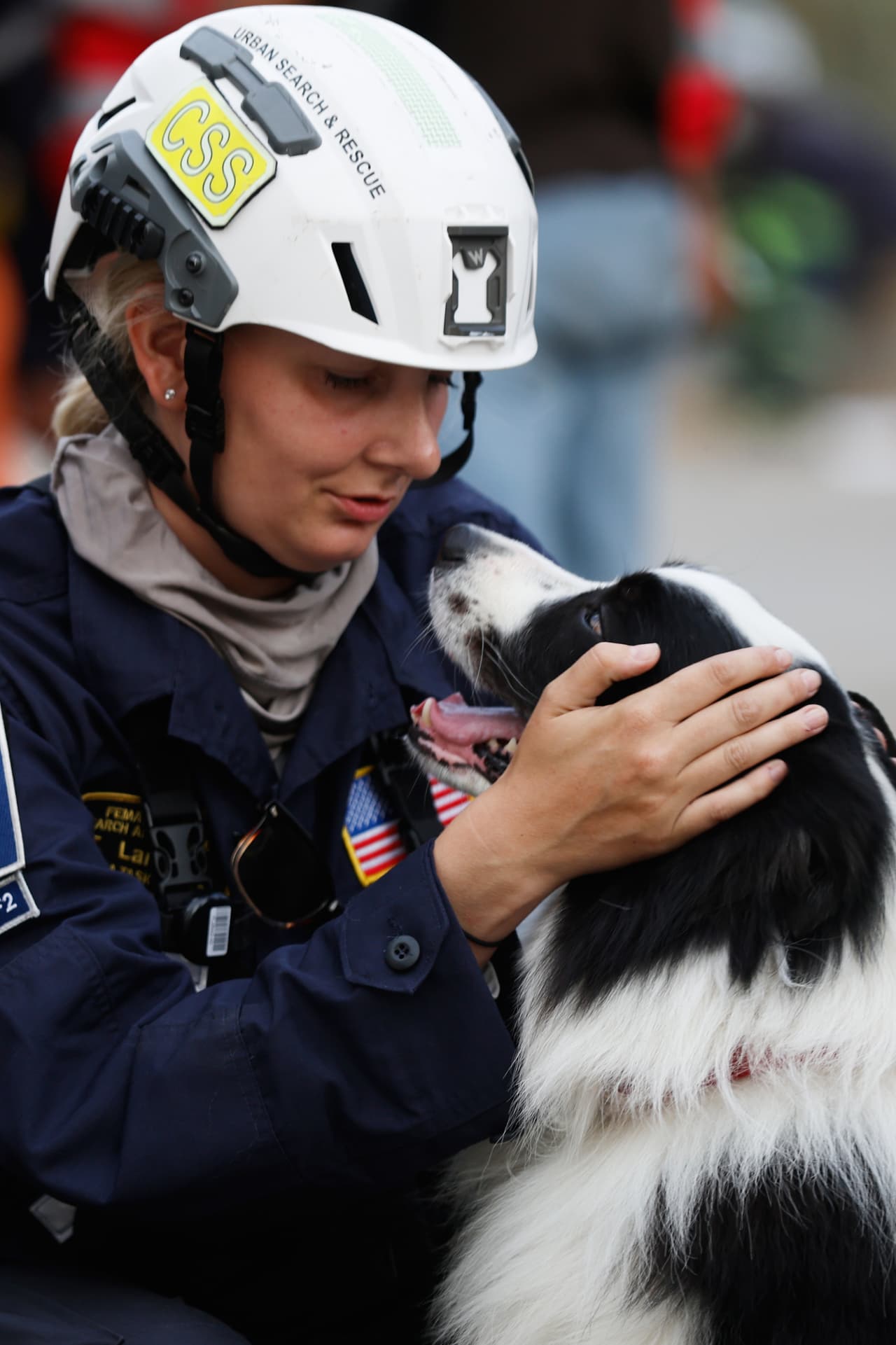 Un rescatista estadounidense acaricia a un perro de búsqueda durante las labores de ayuda tras un terremoto en La Guaira, Venezuela, el domingo 28 de junio de 2026.