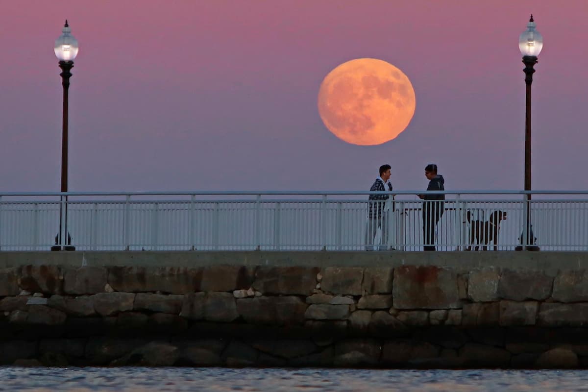 Toma de la superluna en New Bedford, Massachussetts