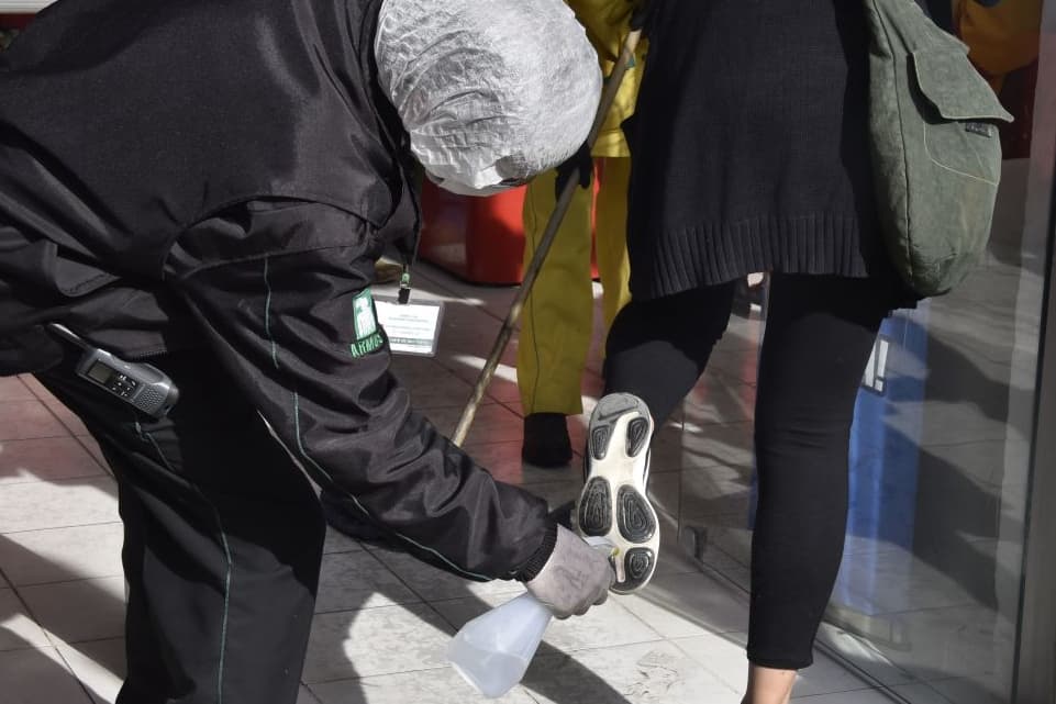 Los zapatos serían portadores del coronavirus, según estudio publicado por los CDC