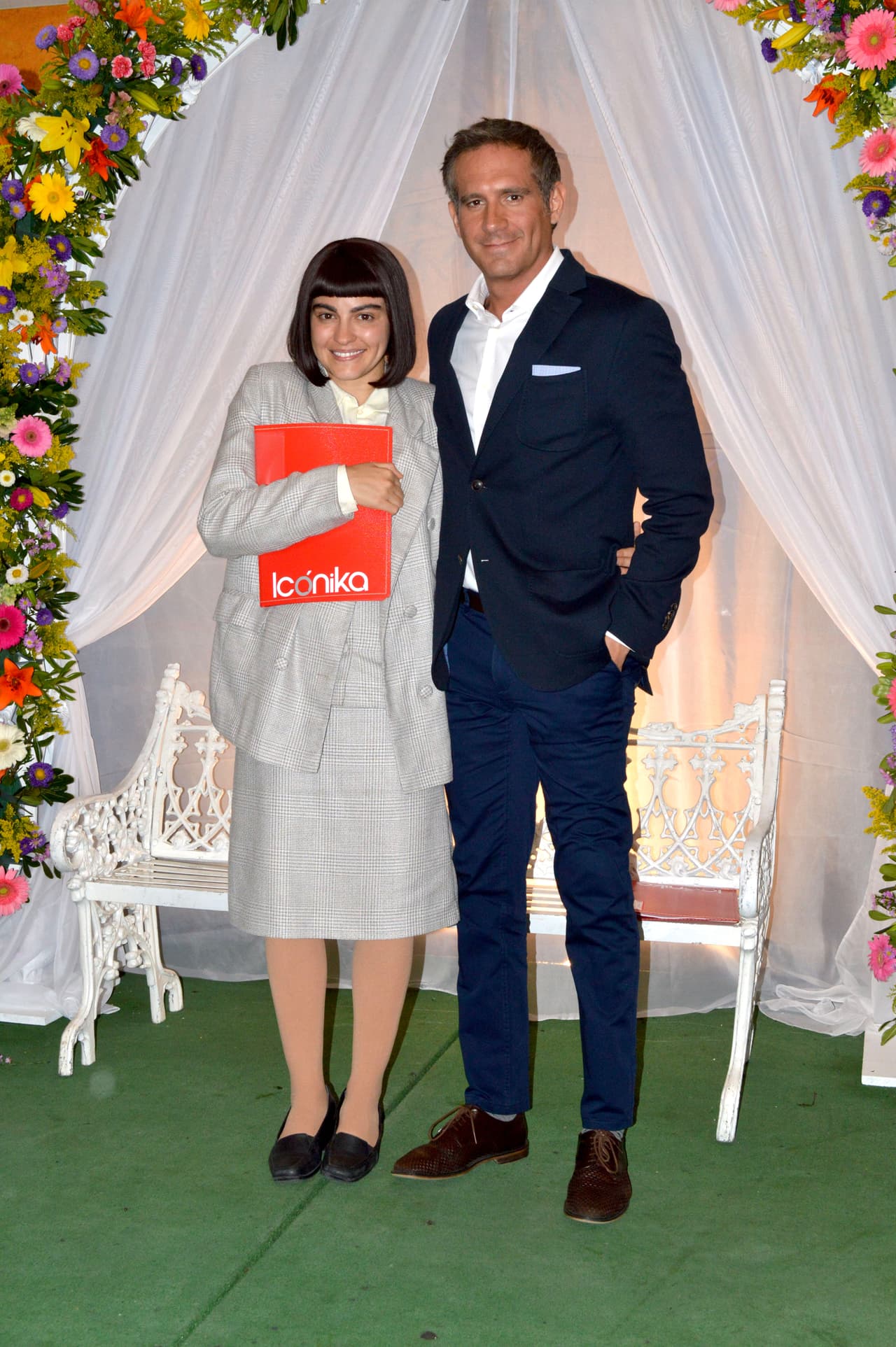 Claro que no se olvidará de hacer reír con sus locuras.