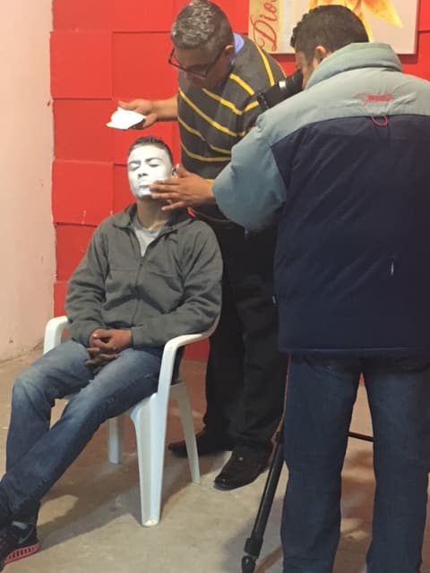 Hace 3 años, Margoya quedó atrapado en un tiroteo dentro de una tienda donde se registraron varios muertos. Decidió hacer algo: “Durante tres años consecutivos aquí en Ciudad Juárez estuve cubriendo 17 muertos al día. Siendo evangélico dije, ‘Algo tenemos que hacer en pro de la sociedad’. Y fue lo que se nos ocurrió, vestirnos de ángeles como estatuas vivientes y decirle al crimen organizado que se fuera de nuestra tierra”.