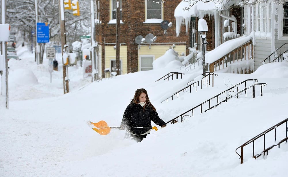 Rochelle Carlotti, de 28 años, quita nieve de los escalones de su casa en Erie, Pennsylvania, donde se ha roto el récord de nieve en estos días.