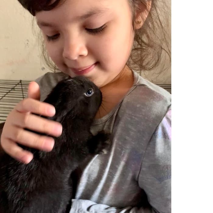 "Lorena con su primera mascota. Llegó a nuestro hogar poco tiempo después de que perdiéramos el bebé en camino y por el cual Lorena estaba muy emocionada. Una amiga recomendó y nos regaló la mascota para aliviar un poco el dolor": Lorena.