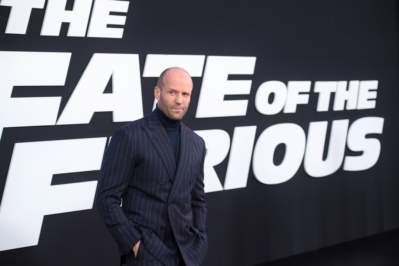 Le sigue 
<b><a href="https://www.univision.com/famosos/jason-statham-y-rosie-huntington-son-una-pareja-escultural-fotos">Jason Statham</a></b>, otra de las estrellas de '
<b>Fast & Furious'</b>, con 
<b>13 millones de dólares</b>.