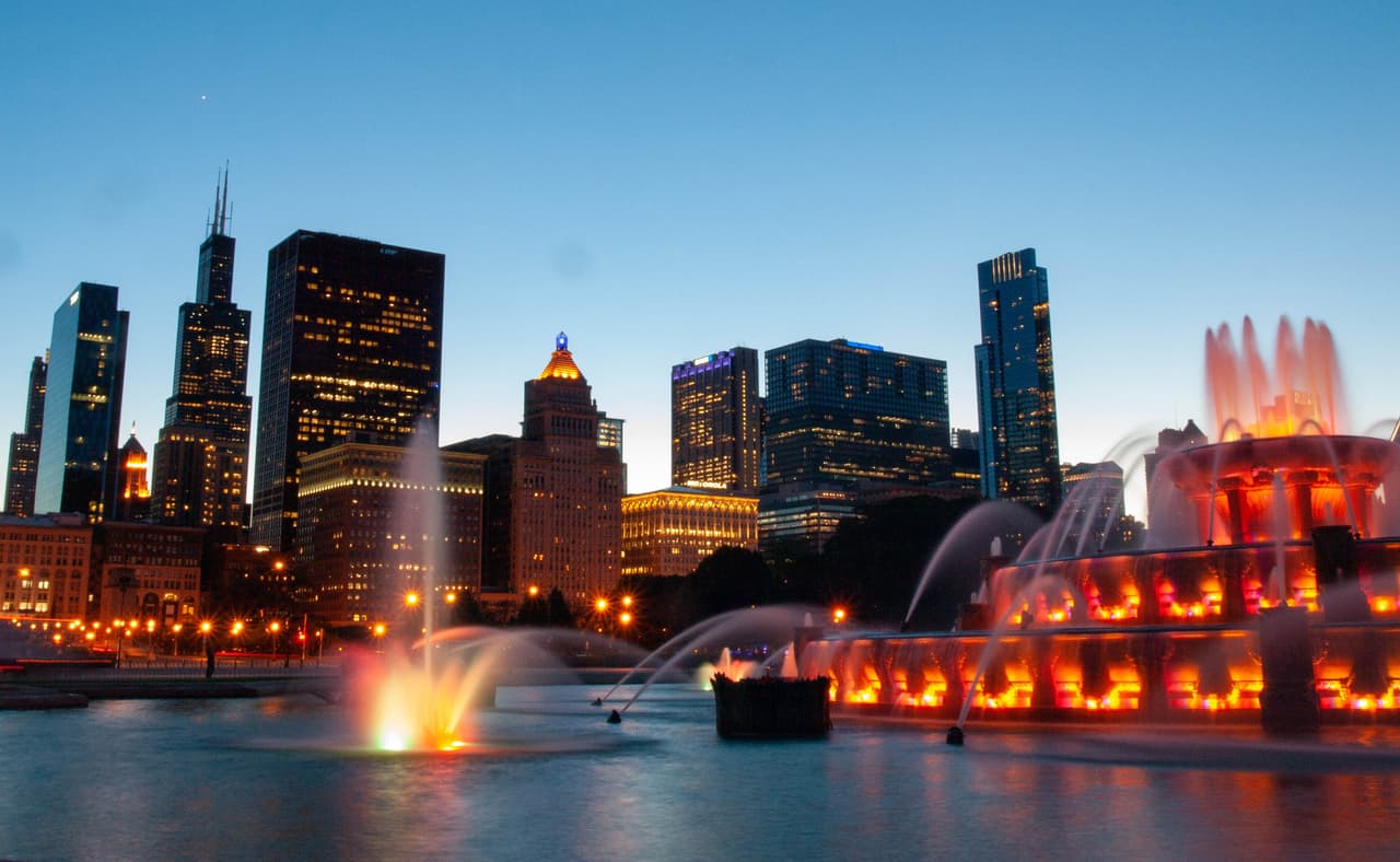 <b><a href="https://www.chicagoparkdistrict.com/index.php/parks-facilities/clarence-f-buckingham-memorial-fountain" target="_blank">Buckingham Fountain</a>: </b>La fuente Buckingham es una de las fuentes más grandes del mundo y una de las vistas más impresionantes de la ciudad. El chorro central de la fuenta dispara 150 pies en el aire cada hora, y en la noche, las aguas de la fuente se iluminan con un brillante espectáculo de luces. 
<br>
<br>301 S Columbus Dr, Chicago, IL 60605