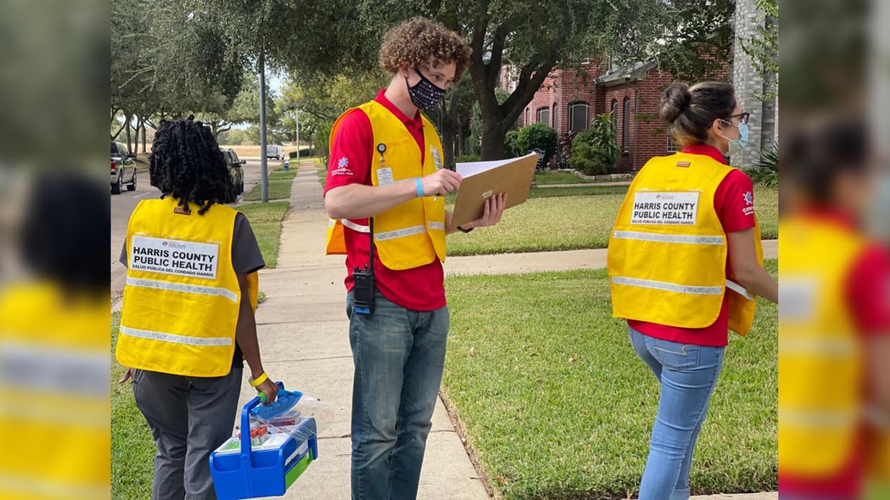 La encuesta se realiza de manera voluntaria y los candidatos se preseleccionan antes de que los empleados lleguen a las viviendas a tomar la muestra de sangre.