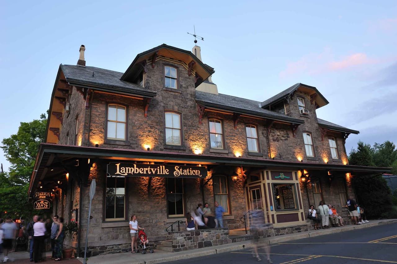 <b>Lambertville, Nueva Jersey</b>
<br>
<br>Población: 3,822 habitantes.
<br>
<br>Se encuentra en el oeste de Nueva Jersey, en el río Delaware. Hace medio siglo estaba en ruinas, pero en los últimos años sus edificios antiguos han sido renovados. Ahora tiene mucho encanto y atrae a visitantes de Nueva York y Filadelfia, ambas muy cerca en automóvil.
<br>