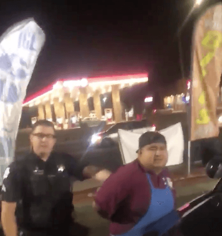 "Este oficial es un racista" dijo Montz Ramírez, quien grabó el video y afirmó que lo llevaría a los medios de comunicación.