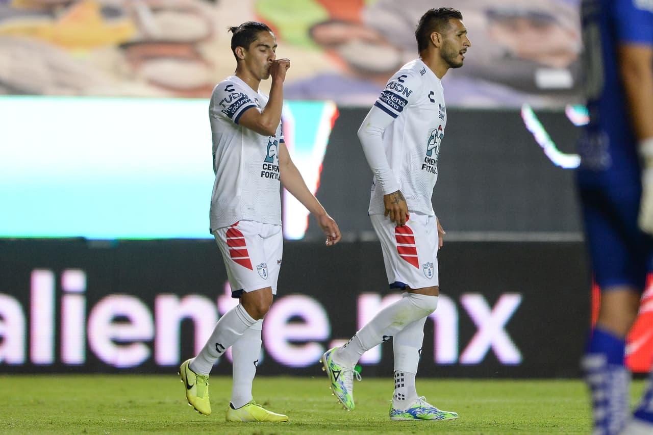 Chávez venció a Cota, quien estuvo cerca de atajar el esférico. Pachuca se perfilaba como vencedor del cuadrangular amistoso.