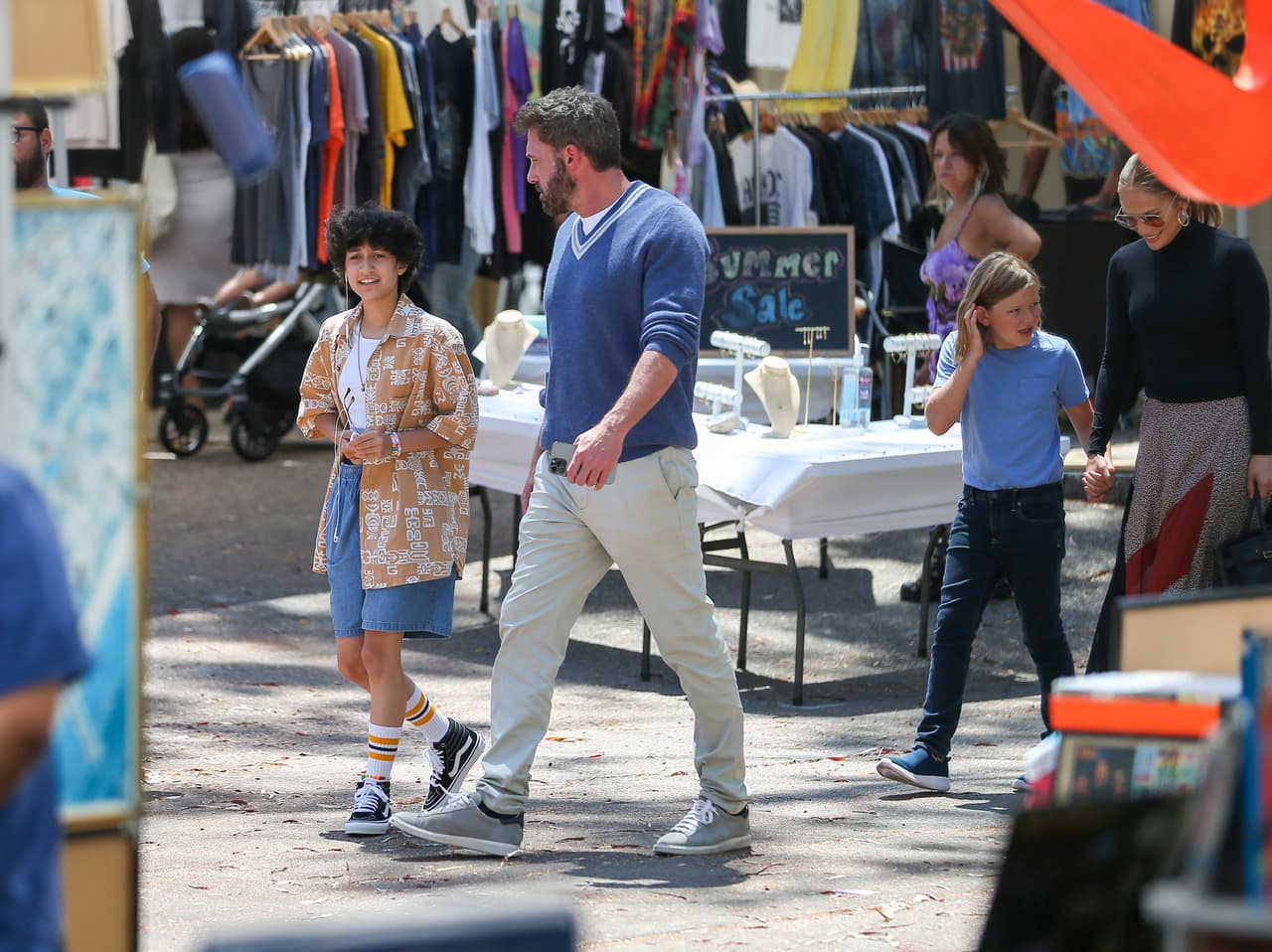 Un día antes de los festejos por el 4 de julio, Día de la Independencia de EEUU, JLo y su prometido realizaron algunas compras ante los ojos de todos. 
<br>