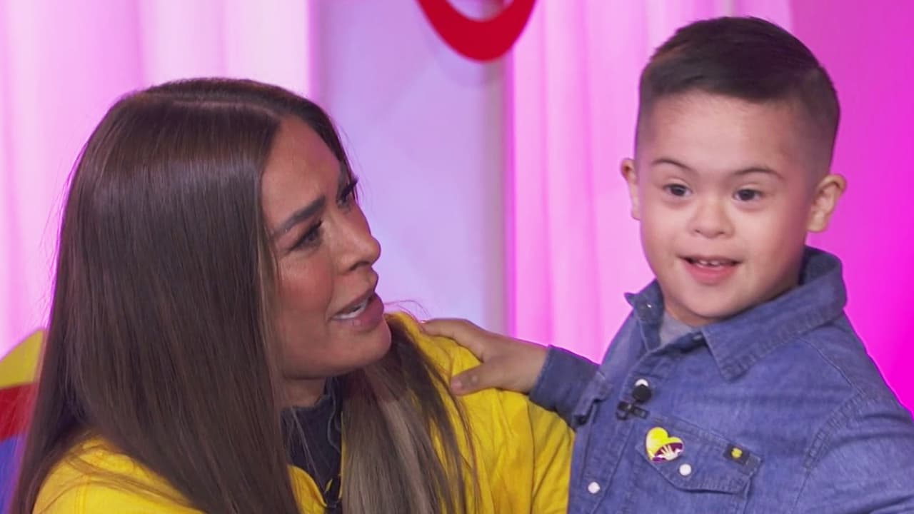 También vimos la historia de Luis Ángel, un pequeño con síndrome de Down que dio sus primeros pasos en el CRIT. Su carisma conquistó a Galilea, a quien le dio un cariñoso abrazo y un beso.