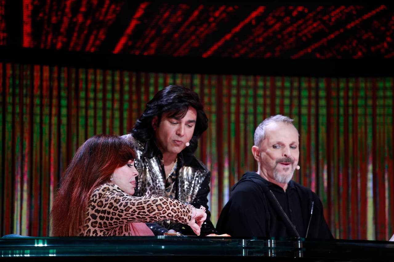 "¡Una mordidita más, antes de que se la lleven", parecía que pensaba Verónica Castro.