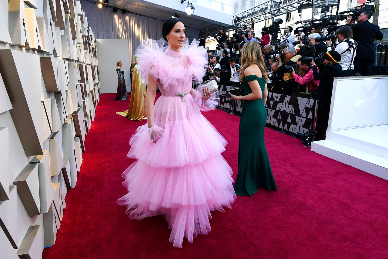 <b>Lo peor:</b> Los memes que generó el voluminoso vestido rosa pálido de Kacey Musgraves de Giambattista Valli que la comparó con una esponja para bañarse.