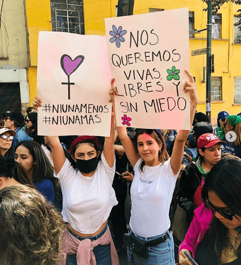 Sin temor, Paulina Goto salió a las calles en compañía de amigas y compañeras del medio del espectáculo. En esta imagen, la joven de 28 años sostiene el cartel 'Nos queremos vivas, libres y sin miedo'. 
<br>