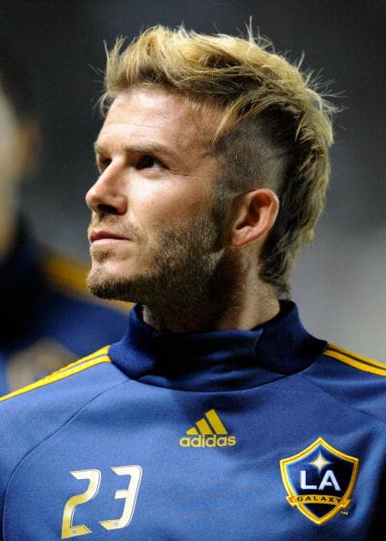 Estilo mohicano con la camiseta del Galaxy de Los Angeles