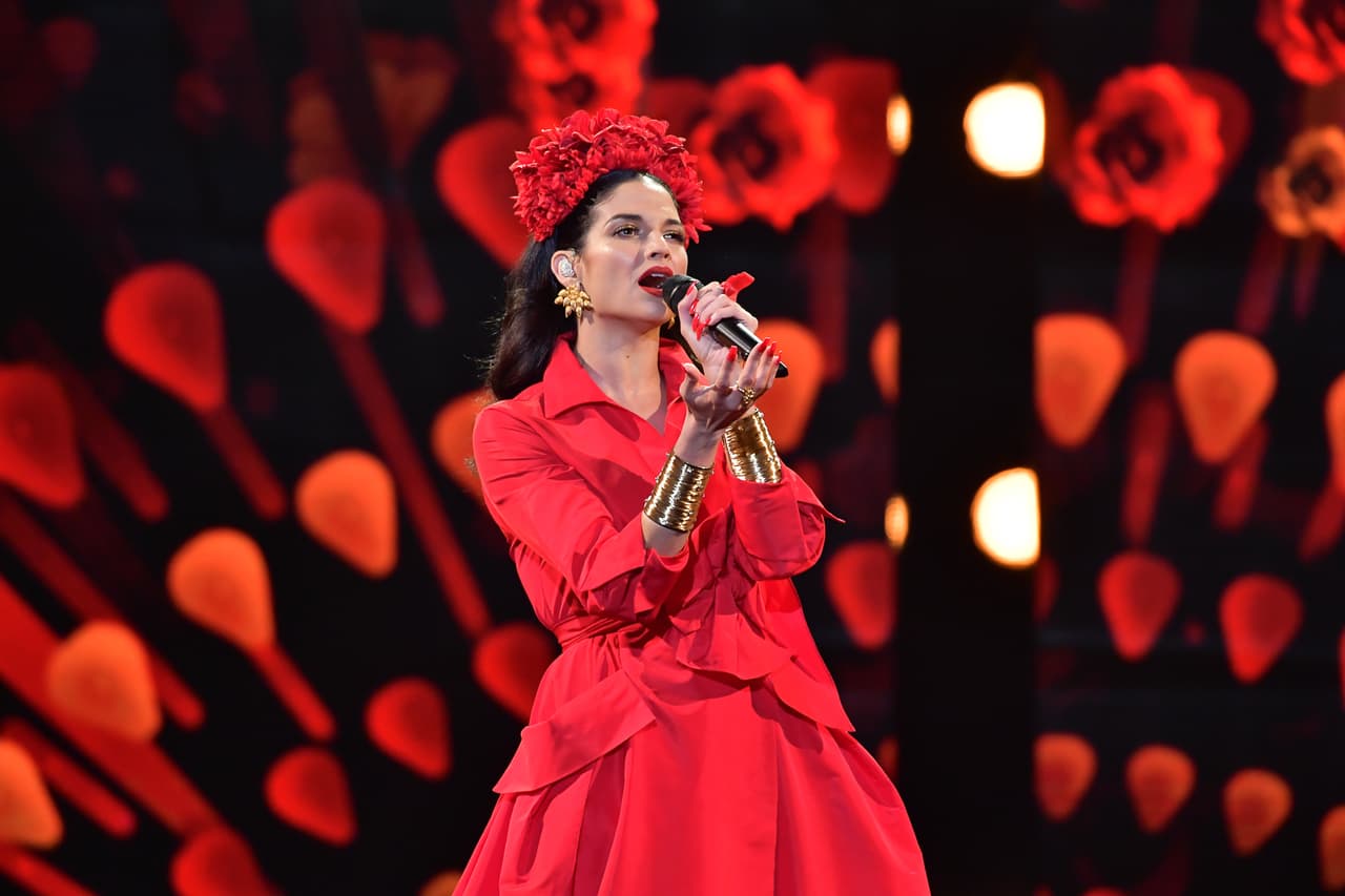 Explicó que con este vestido "quería transmitir la imagen de una diva de las de antes". Al atuendo le agregó toques modernos, como los accesorios: aretes y muñequeras de oro.