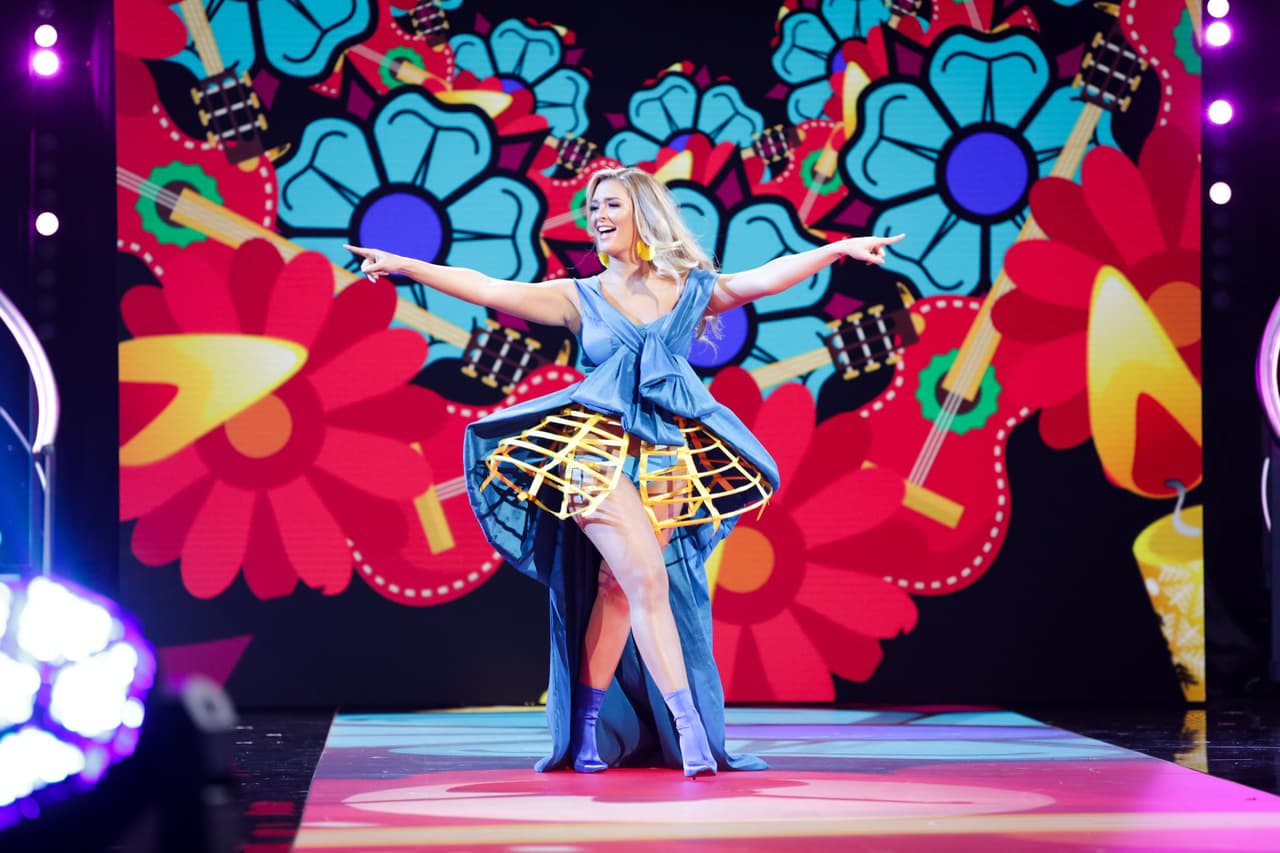 Se acercaba el final del show. Andrea fue la primera en salir durante la pasarela dedicada a Día de Muertos.