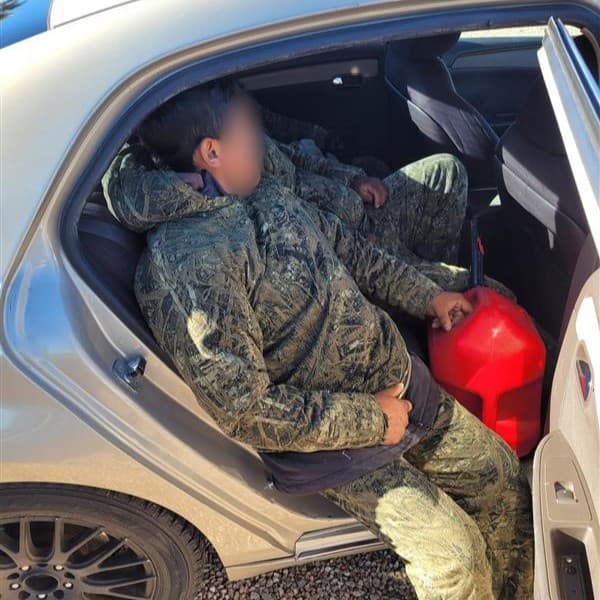 En el vehículo iban también tres migrantes, uno de los cuales intentó en vano huir a pie.