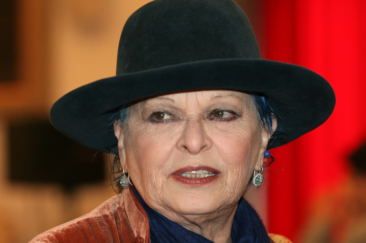 Su madre, la señora Lucía Bosé, radica en Madrid, España. Actualmente el intérprete de ‘Los chicos no lloran’ vive en México.