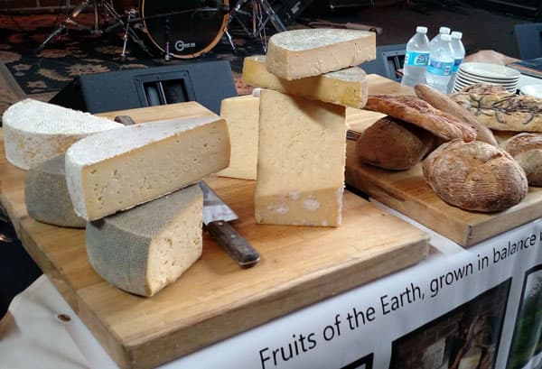 ¿Qué hay mejor con un buen trozo de queso que con una hogaza de pan recién hecho? Los propietarios de Bobolink, Nina y Jonathan White, son famosos por sus panes de leña con levadura natural, carne de res y cerdo de animales criados en pastos. Además, tienen quesos artesanales rústicos elaborados con la propia leche de vaca alimentada con pasto de la granja. Los White organizan recorridos por granjas y conciertos al aire libre en la propiedad durante la primavera y el verano. 📍
<a href="https://www.google.com/maps/place/369+Stamets+Rd,+Milford,+NJ+08848/@40.5671218,-75.0648144,17z/data=!3m1!4b1!4m5!3m4!1s0x89c40c7515545bab:0x645d61ecc9db604b!8m2!3d40.5671218!4d-75.0626204" target="_blank">369 Stamets Rd., Milford, NJ</a>