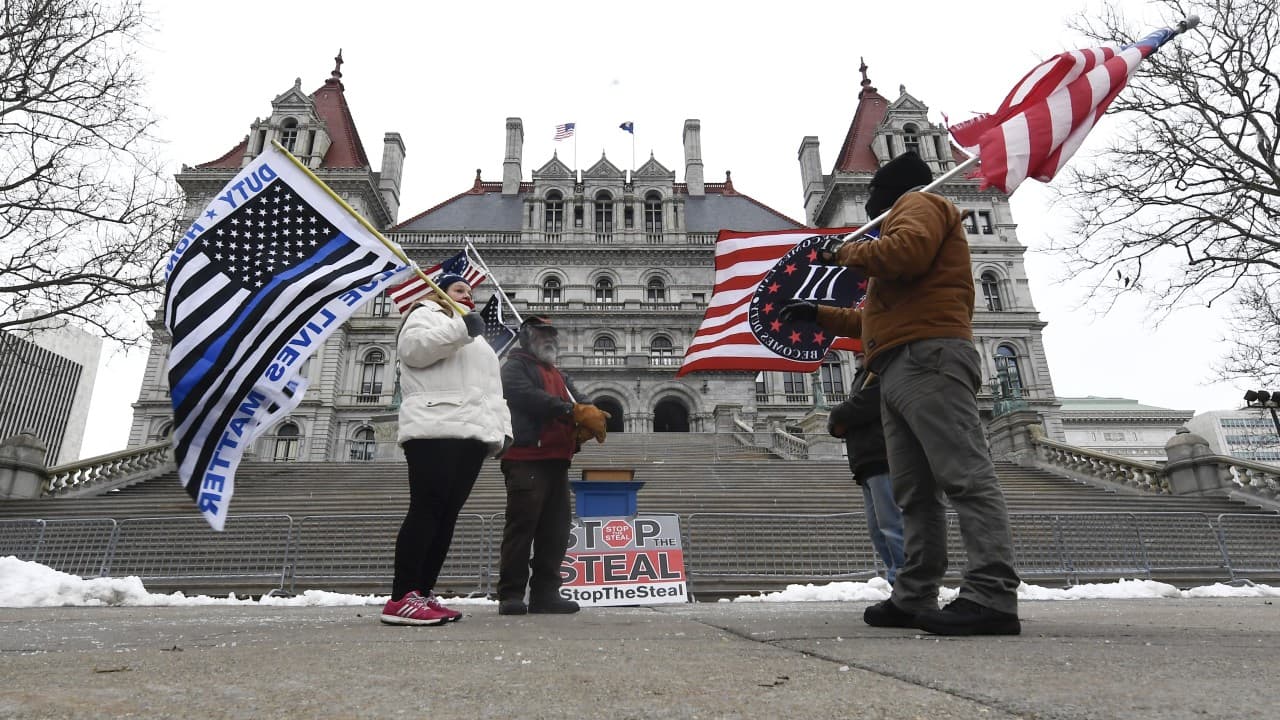 Apuñalan a dos personas afuera del Capitolio de Nueva York durante pelea entre seguidores de Trump y manifestantes