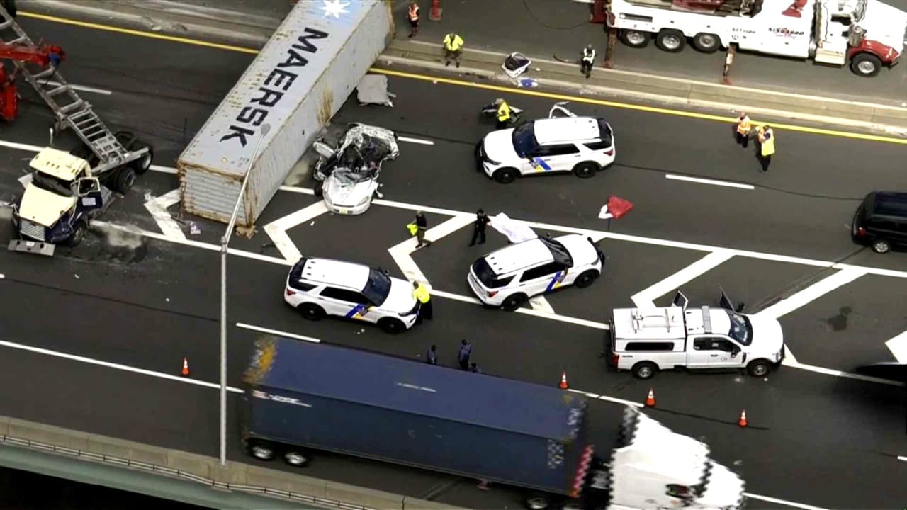 Camión vuelca sobre vehículo en la I-78 dejando un muerto y tres heridos