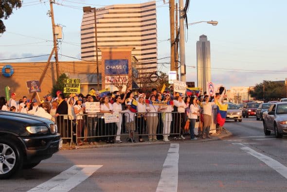 A cantos y gritos pidieron paz y libertad en la calle Westheimer, una de las más transitadas de Houston. 