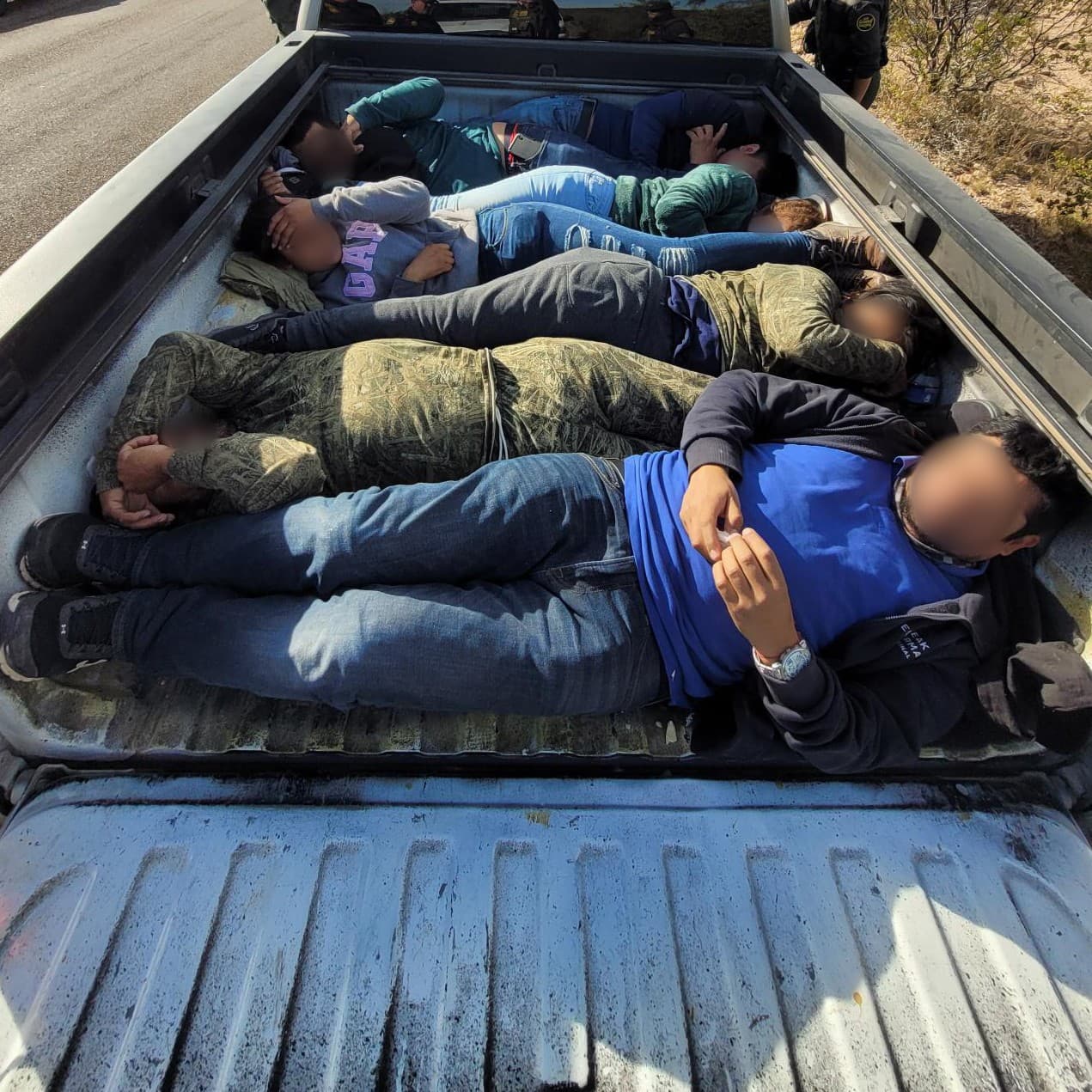 Arrestaron a un ciudadano mexicano que traficaba con 16 migrantes en la caja de la camioneta.