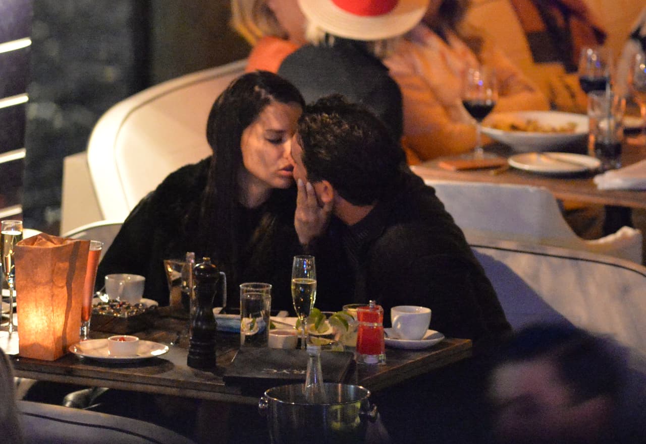 Adriana Lima rompió con el receptor de New England Patriots Julian Edelman hace sólo una semana. Sin embargo, se le vio besándose en un restaurante con el chico malo de los muchachos de Nueva York Mitch, Matt Harvey. Estas son las primeras fotos de la nueva pareja. La pareja llegó en yate y cenaron y tomaron champán por horas en el River Yacht Club el 15 de marzo de 2017, en Miami, Florida.