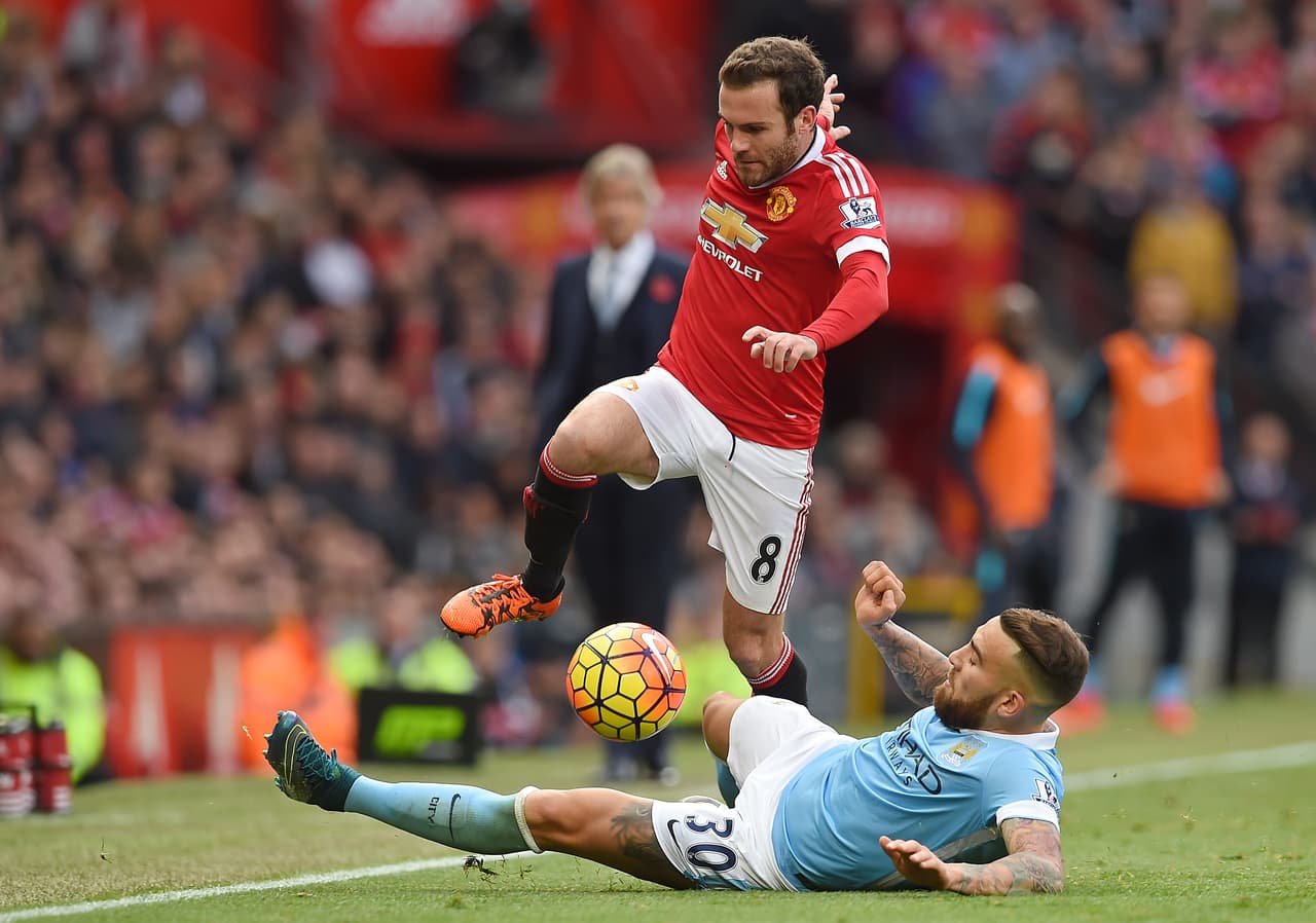 El derbi de Manchester y la goleada de los Spurs en fotos