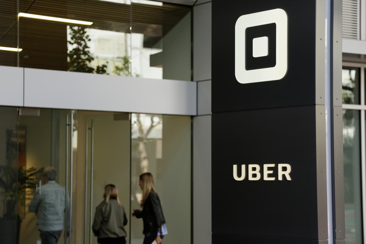 <b>Uber (internet y transporte). </b>Puesto 6.
<br>
<b>Cantidad de empleados a nivel global</b>: 10,000.
<br>
<b>Principales sedes en EEUU: </b>San Francisco, Nueva York y Chicago.
<br>
<b>Habilidades más demandadas: </b>sofware de programación
<b> </b>jQuery, lenguaje de programación R y computación en la nube.
<br>
<b>Puestos de trabajo con más nuevas contrataciones: </b>operaciones, ingeniería y ventas.