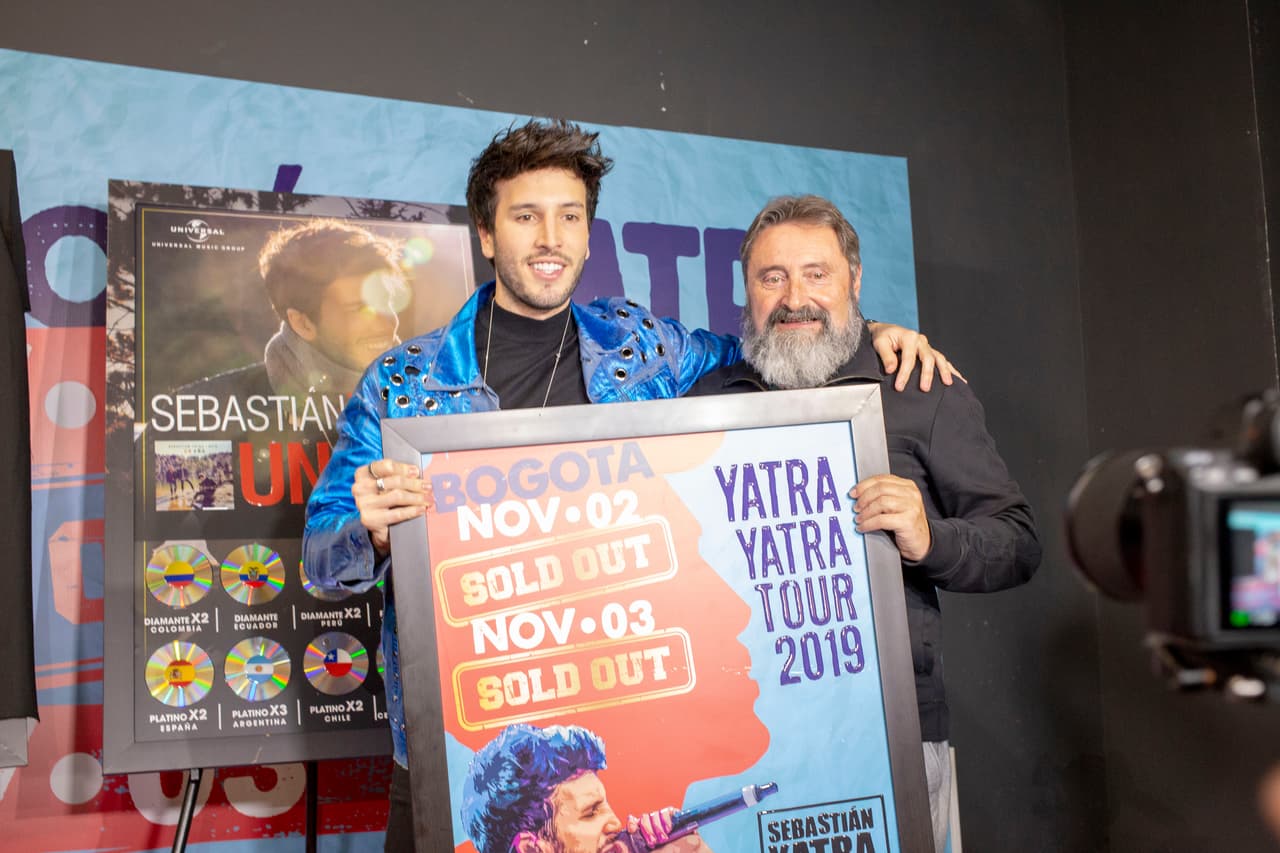 En una alfombra roja le hicieron la entrega de varios reconocimientos por alcanzar la cima con sus éxitos en Latinoamérica y su gira de conciertos.