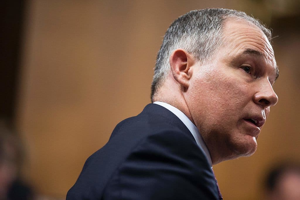 Polémico director de EPA en la mira por sus gastos excesivos en viajes de primera clase