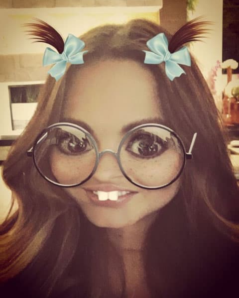 Aquí podemos verla muy al estilo de la Chilindrina con lentes y pecas.