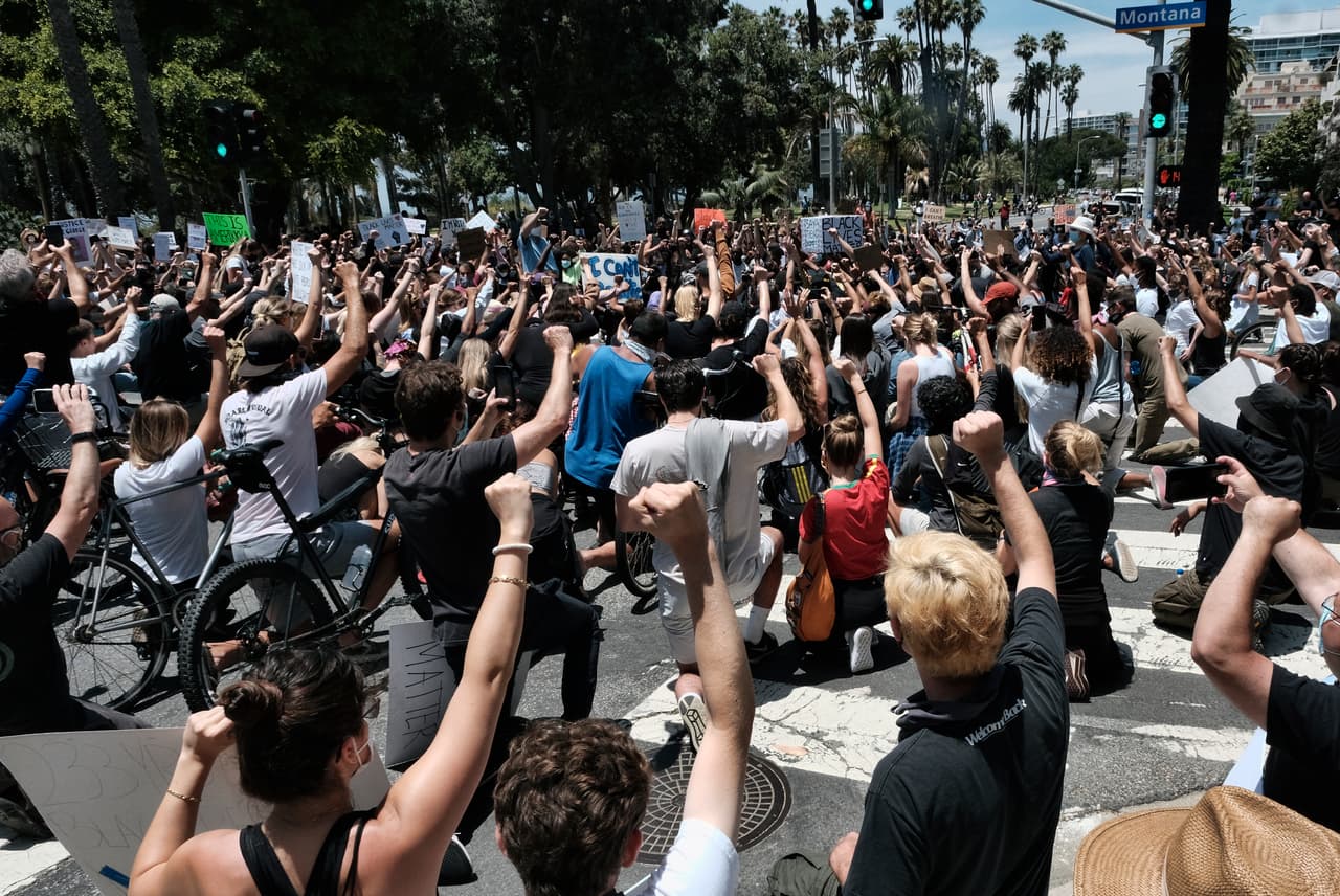 Otra preocupación de las autoridades de salud, son las aglomeraciones en las marchas, con pocas personas usando mascarillas, lo que puede resultar en una escalada de casos de coronavirus en un futuro no muy lejano y con ello una nueva emergencia sanitaria.