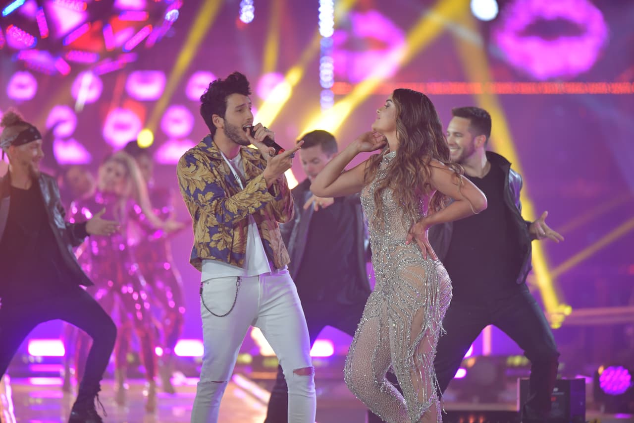 Cuando llegó el turno de 'Darte un beso', para sorpresa de todos, la ganadora de NBL 2016, 
<a href="https://www.univision.com/temas/clarissa-molina" target="_blank">Clarissa Molina,</a> subió al escenario para ponerle picante al show.