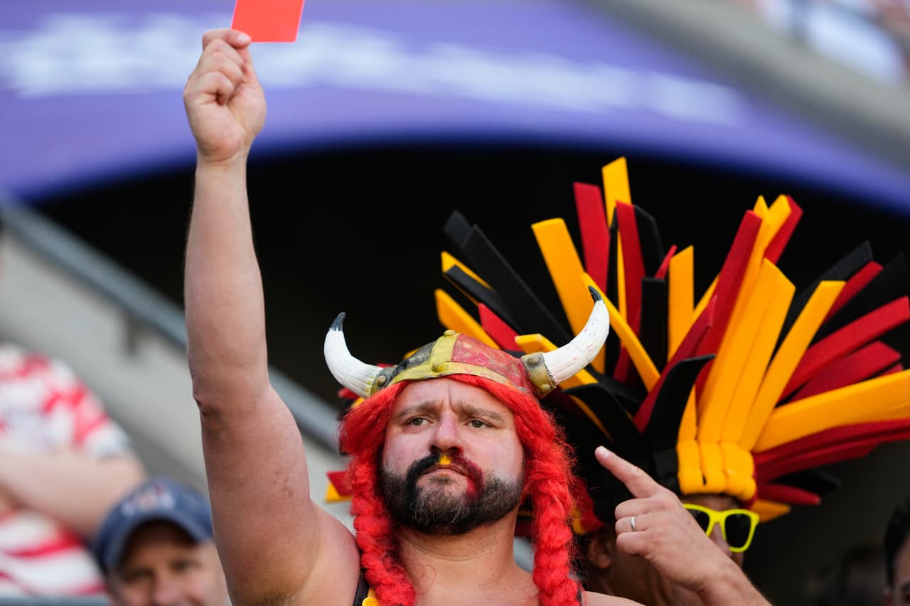 Un aficionado belga reacciona antes del partido de octavos de final del Mundial entre Estados Unidos y Bélgica en Seattle, el lunes 6 de julio de 2026.