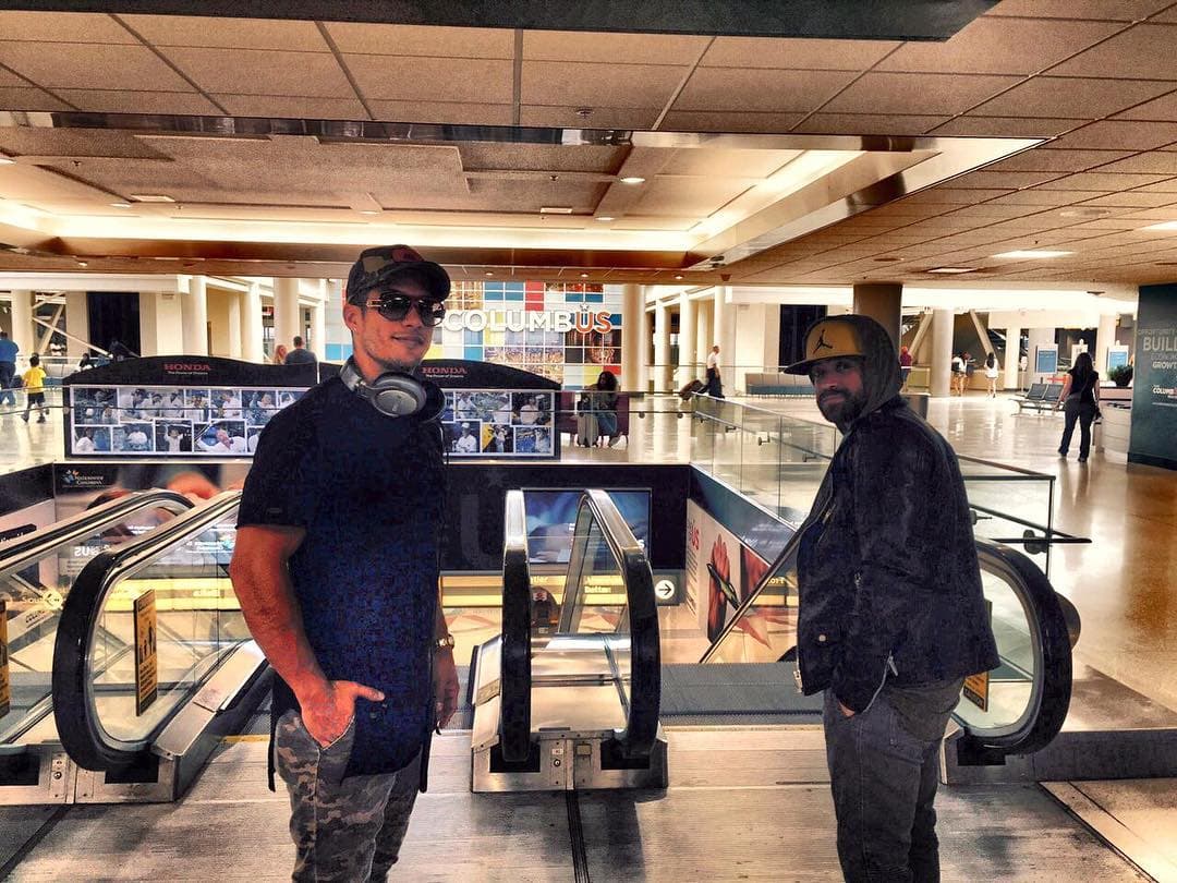 Los cantantes sí eran amigos, pero llevaban vidas muy diferentes. Tenían círculos de amigos diferentes, pero estaban unidos por la música.