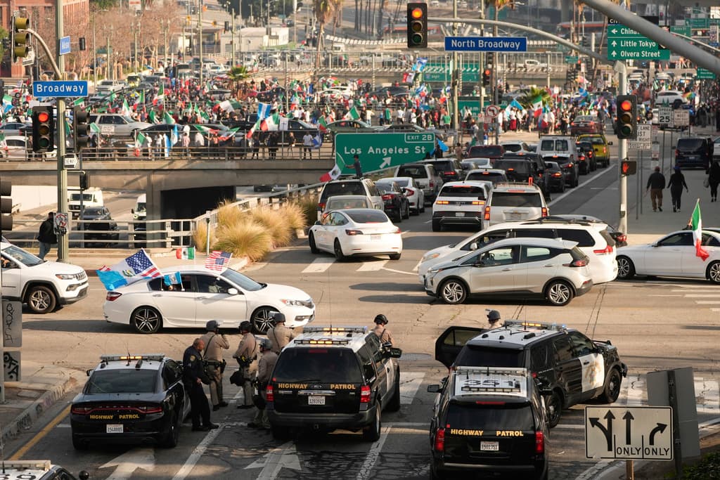 Cientos de personas han salido a 
<a href="https://www.univision.com/local/los-angeles-kmex/ice-inmigrantes-arrestos-operativos-sur-de-california">protestar de manera pacífica</a> en Los Ángeles y Santa Ana desde el fin de semana, bloqueando importantes calles y generando demoras en el tráfico, para alzar su voz en contra de las deportaciones masivas.