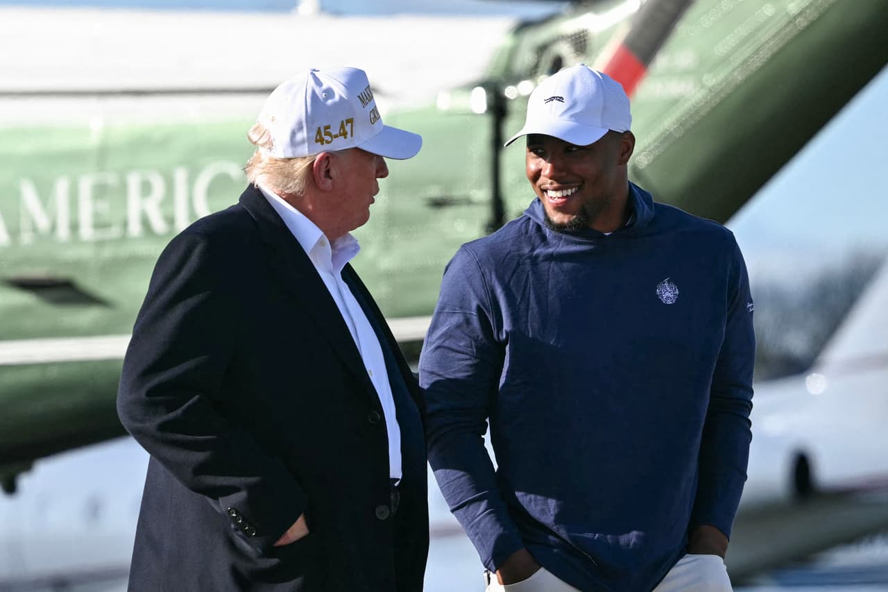El corredor estrella de los Eagles,
<b> Saquon Barkley, visitó a Trump durante el fin de semana en el Trump National Golf Club en Bedminster, Nueva Jersey</b>, y acompañó al presidente a Washington en el Air Force One y luego a la Casa Blanca en el Marine One.