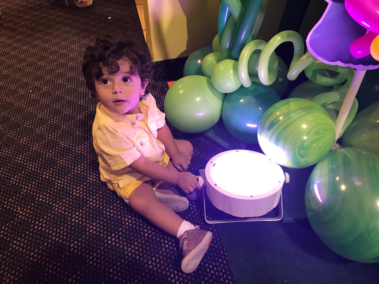 Joshua, el hijo de Orlando Segura, parecía ser el encargado de la iluminación.